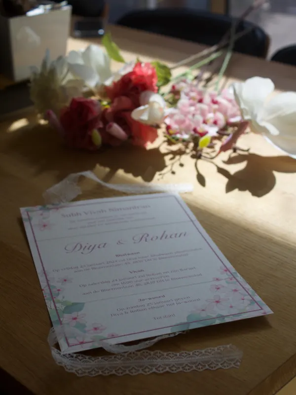 Rose Frame kaart op tafel met bloemen
