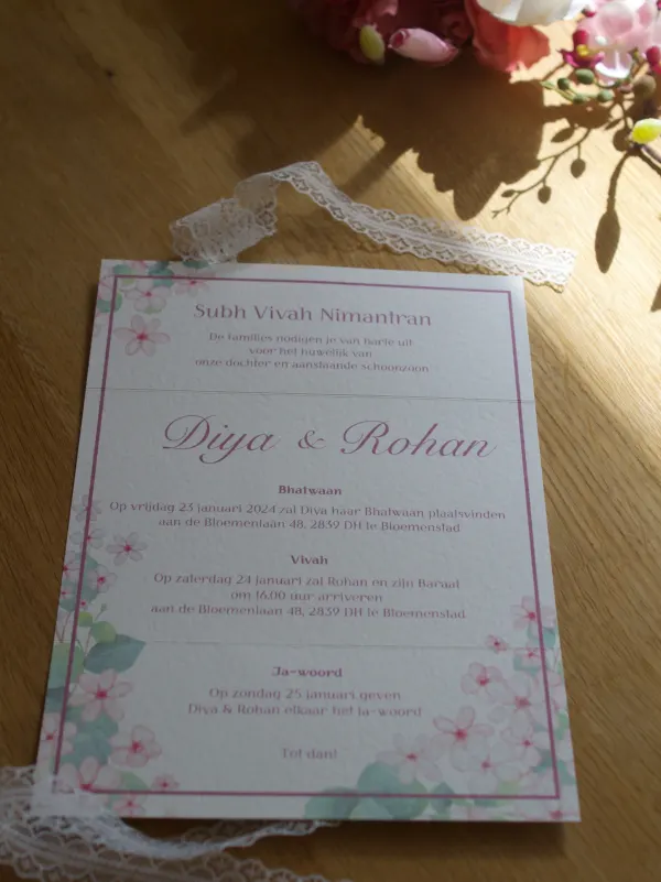 Rose Frame trouwkaart voor Diya en Rohan met kanten lint