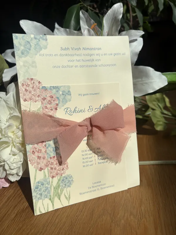 Trouwkaart met hortensia's en roze lint