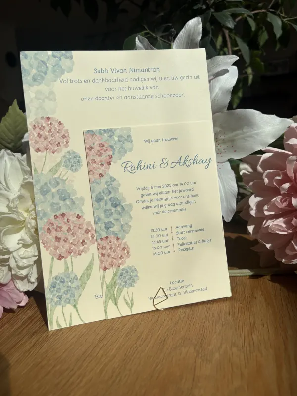 Soft Garden trouwkaart staand tussen bloemen