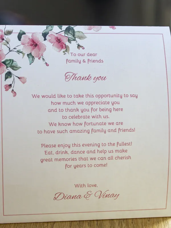 Tafelkaart met dankwoord en bloemen