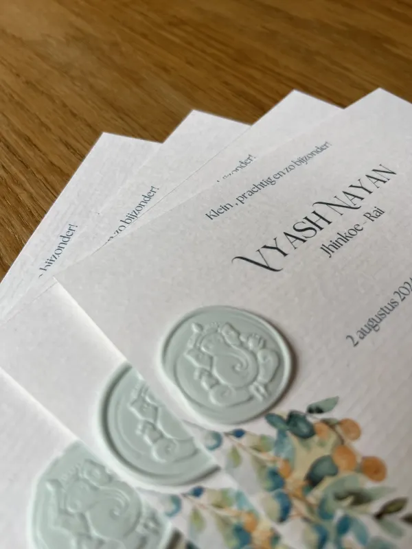 Geboortekaarten met saliegroene lakzegels